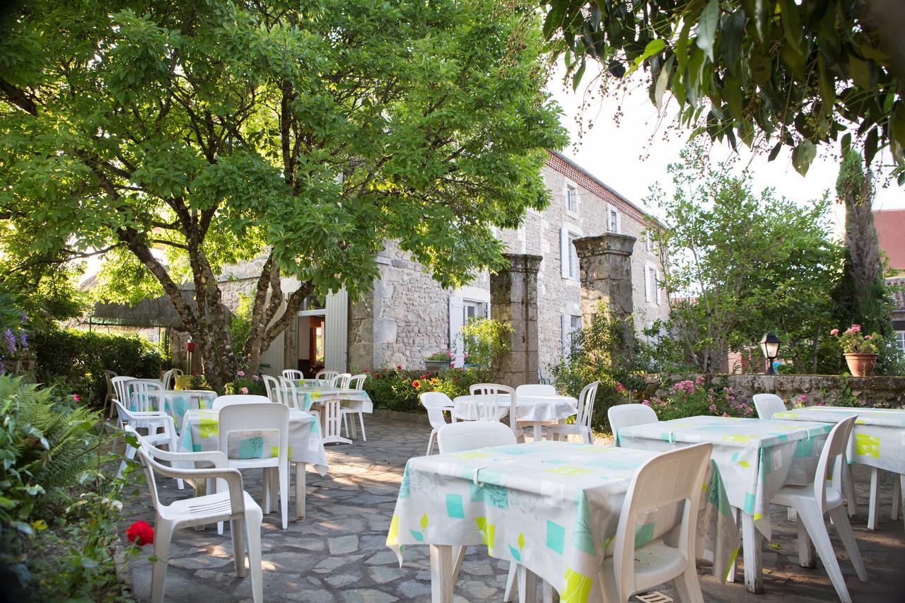 Hotel Restaurant Le Sully Saint-Saud-Lacoussière Exteriér fotografie